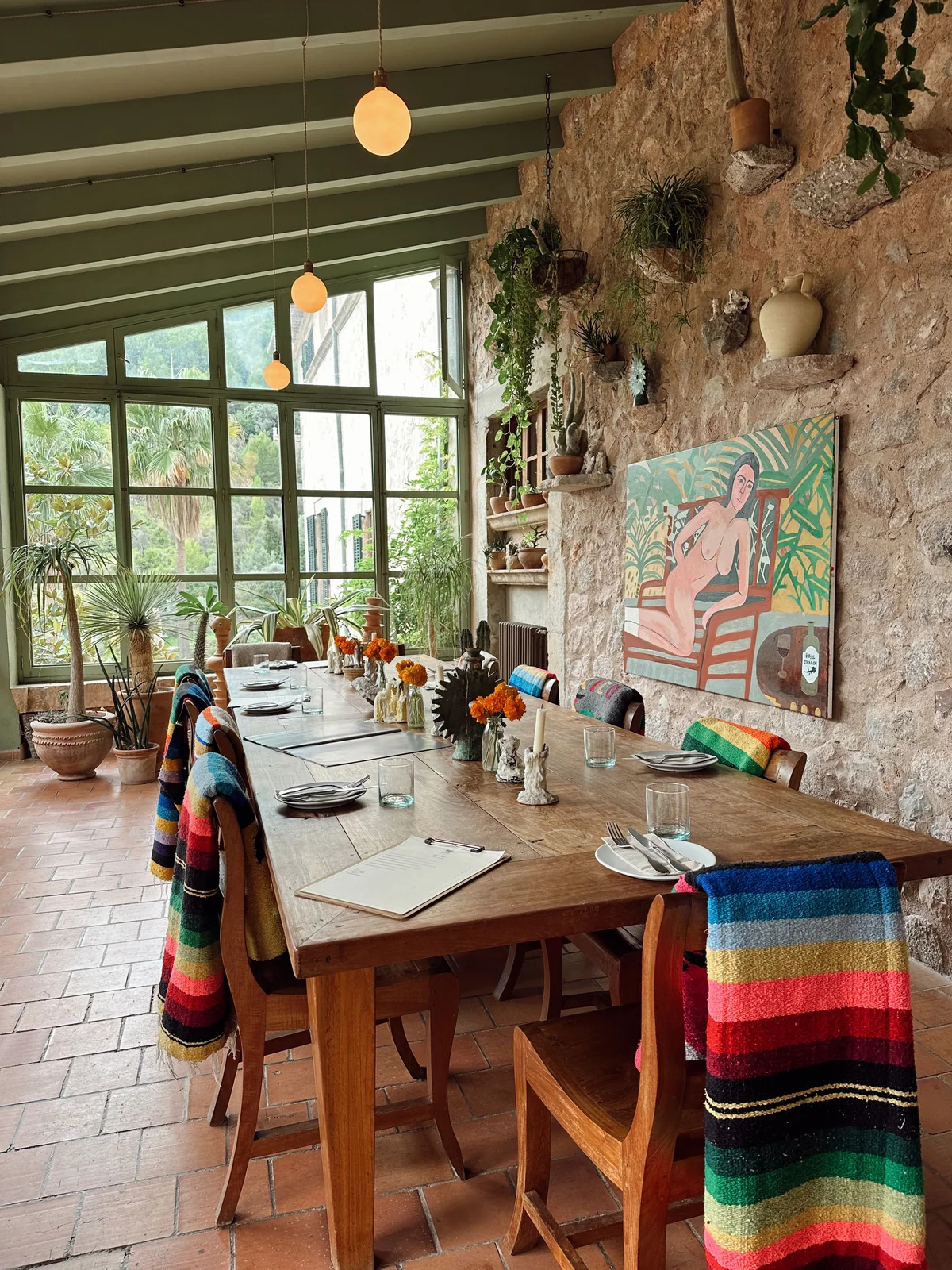 Sala ristorante reale con materiali, luce e atmosfera riconoscibili