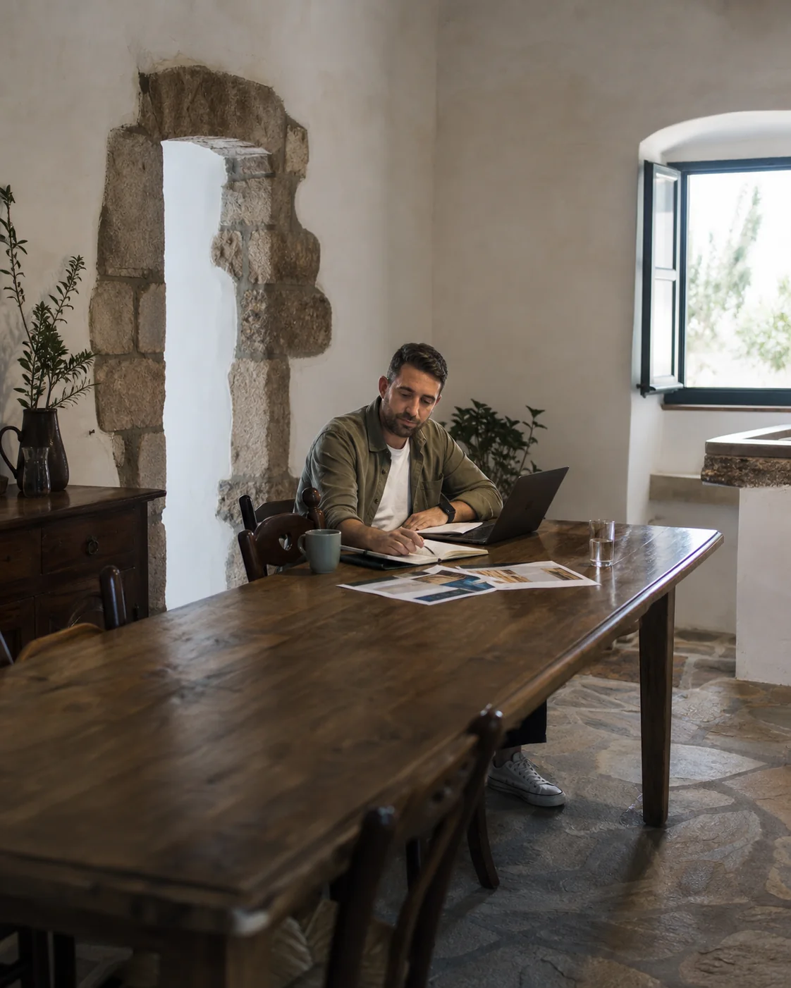 Fabrice Mack Hernandez al lavoro sulla strategia digitale di un hotel